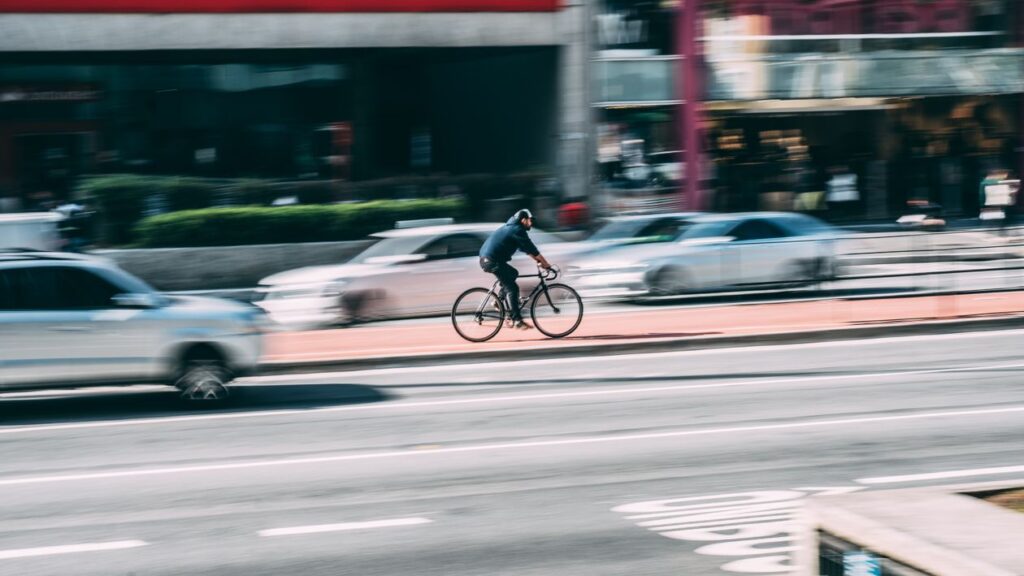 Wielrenner op een zwarte racefiets op de weg