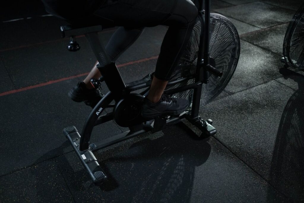 Iemand fietst binnen op een hometrainer